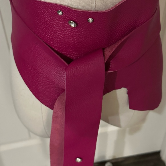 New Handcrafted genuine leather brooch, belt and earrings in Fuchsia - Picture 3 of 4